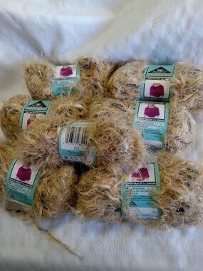7 X Phentex Fashion Seven Yarn: Feathery Eyelash, beige and black